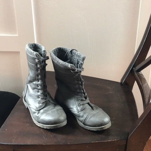 Shoes - Women’s size S6/7 grey combat style boots